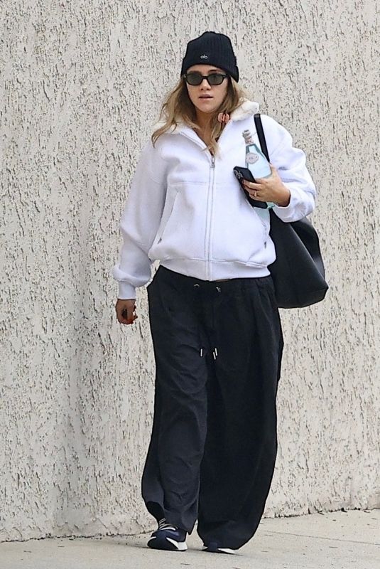 Pregnant SUKI WATERHOUSE Visiting Food & Nutrition Management Services in Los Angeles 01/17/2024