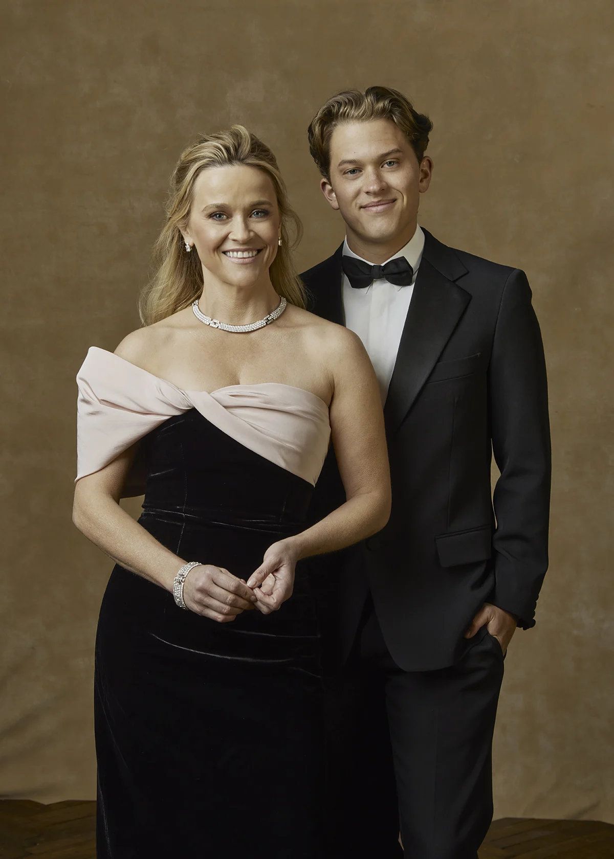 REESE WITHERSPOON at Portrait Booth at 81st Golden Globe Awards 01/07 ...
