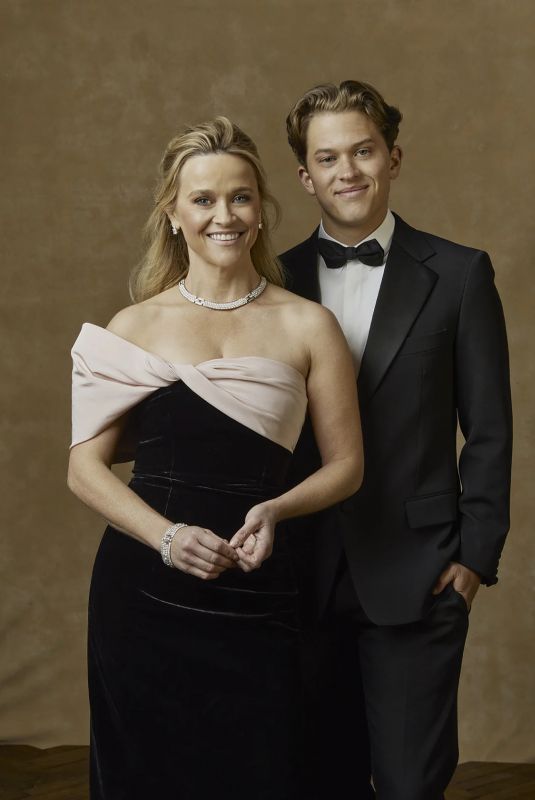 REESE WITHERSPOON at Portrait Booth at 81st Golden Globe Awards 01/07/2024