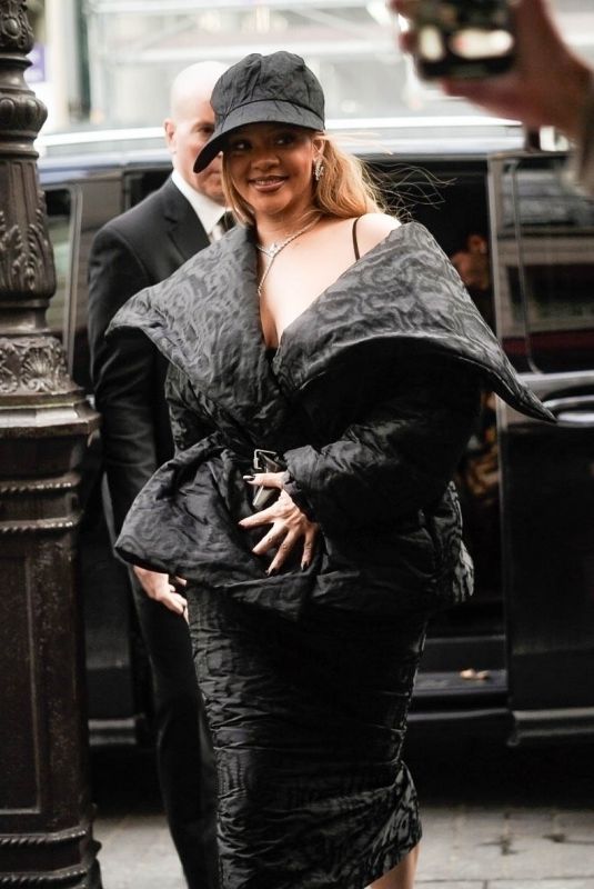 RIHANNA Arrives at Siena Restaurant in Paris 01/22/2024