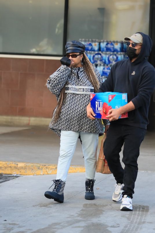 TARAJI P. HENSON Shopping at Sprouts Farmers Market and Ralphs Grocery in Hollywood 12/31/2023