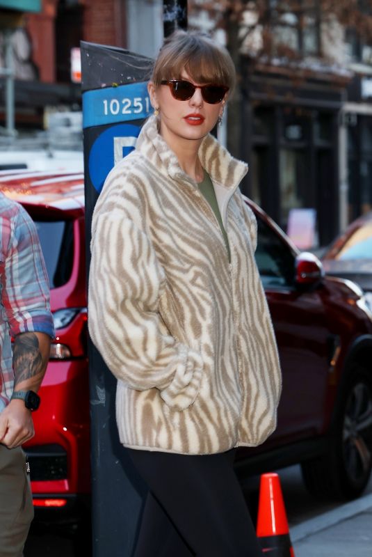 TAYLOR SWIFT Arrives at Electric Lady Studios in New York 01/11/2024