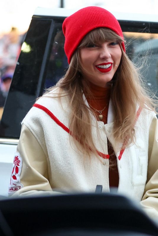 TAYLOR SWIFT Arrives at Kansas City Chiefs vs Buffalo Bills AFC Divisional Playoff Game at Highmark Stadium in Orchard Park 01/21/2024