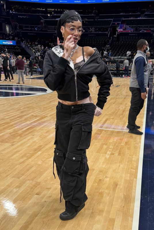 WINNIE HARLOW at Washington Wizards Game an Capital One Arena in Washington 01/08/2024