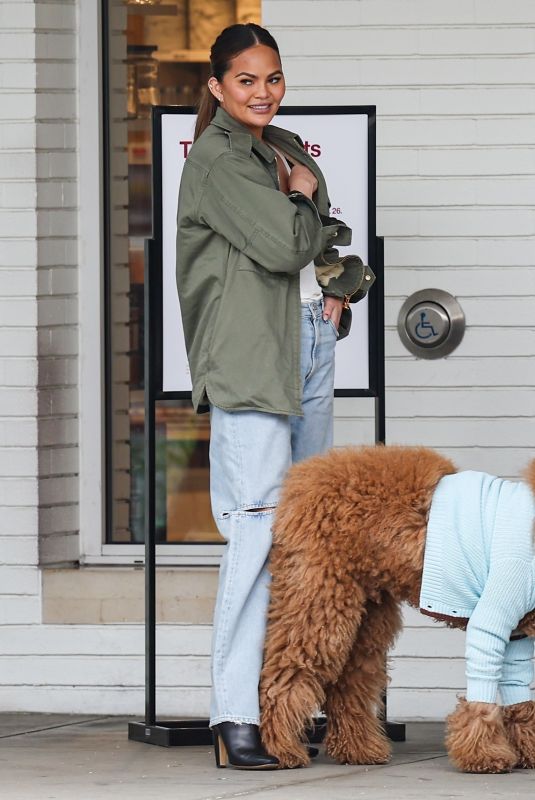 CHRISSY TEIGEN Helping Her Kids Sell Girl Scout Cookies in Los Angeles 02/17/2024
