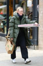 DAKOTA FANNING Grabs Pizza Pie from Rubirosa Pizzeria Restaurant in New York 02/01/2024