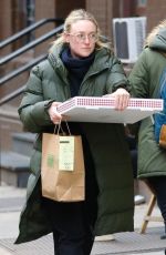 DAKOTA FANNING Grabs Pizza Pie from Rubirosa Pizzeria Restaurant in New York 02/01/2024
