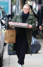 DAKOTA FANNING Grabs Pizza Pie from Rubirosa Pizzeria Restaurant in New York 02/01/2024