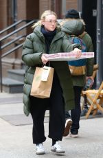 DAKOTA FANNING Grabs Pizza Pie from Rubirosa Pizzeria Restaurant in New York 02/01/2024