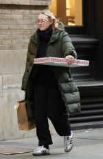 DAKOTA FANNING Grabs Pizza Pie from Rubirosa Pizzeria Restaurant in New York 02/01/2024