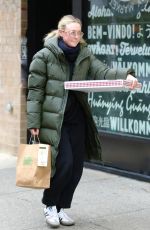 DAKOTA FANNING Grabs Pizza Pie from Rubirosa Pizzeria Restaurant in New York 02/01/2024