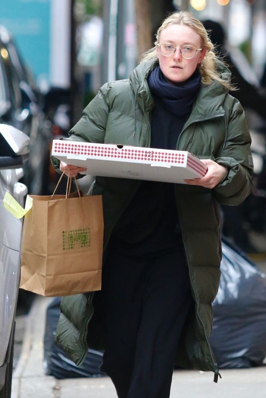 DAKOTA FANNING Grabs Pizza Pie from Rubirosa Pizzeria Restaurant in New York 02/01/2024
