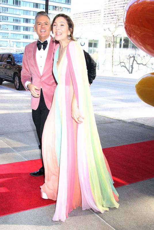 DREW BARRYMORE and Ross Mathews Arriving Back to The Drew Barrymore Show in New York 02/20/2024