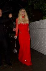 JESSICA SIMPSON Arrives at Gucci