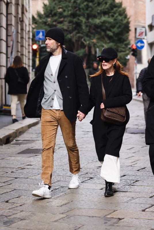 JULIANNE MOORE and Bart Freundlich Out at Milan Fashion Week 02/24/2024