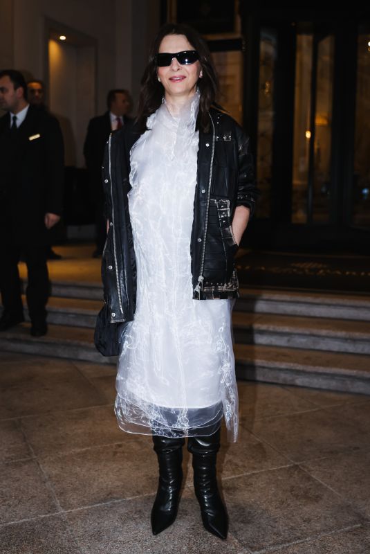 JULIETTE BINOCHE at Prada Fashion Show at Milan Fashion Week 02/22/2204