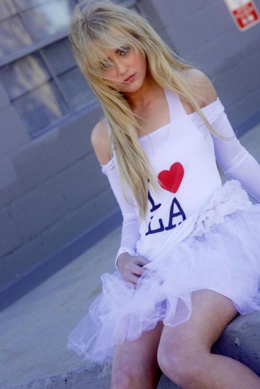 KATHRYN NEWTON for Face Magazine, February 2024