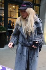 KATHRYN NEWTON Meeting Fans Outside Her Hotel in New York 02/01/2024