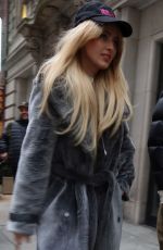 KATHRYN NEWTON Meeting Fans Outside Her Hotel in New York 02/01/2024