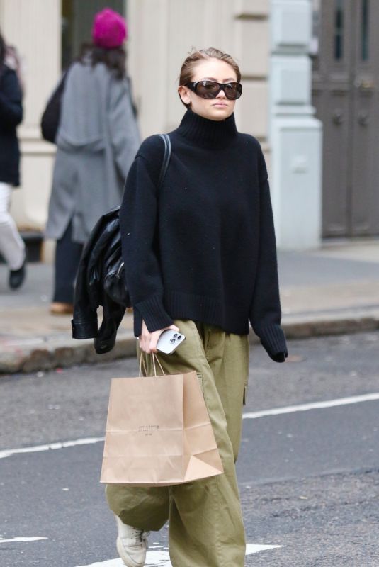 LENI KLUM Out Shopping in New York 02/02/2024