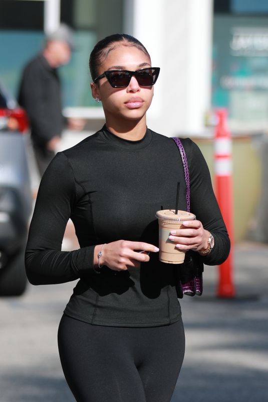 LORI HARWEY Out for a Post-Pilates Refreshment in Los Angeles 01/31/2024