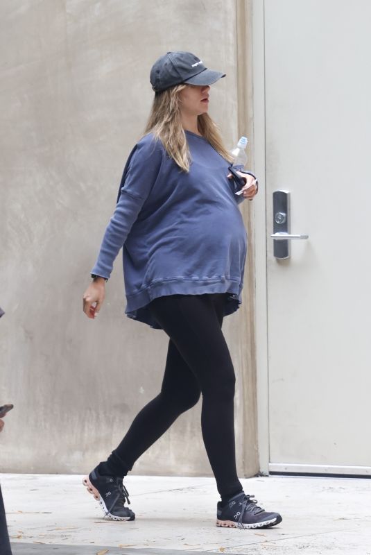 Pregnant SUKI WATERHOUSE Heading to a Gym in Los Angeles 02/02/2024