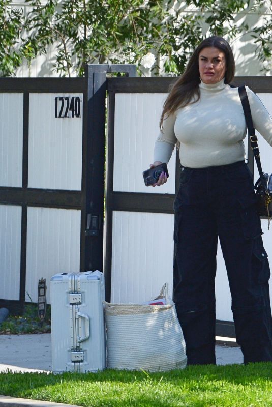 BRITTANY CATWRIGHT Films Her Move Out in Los Angeles 03/05/2024