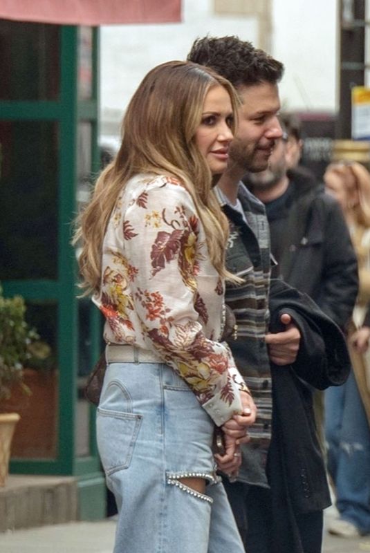 CARLY PEARCE Leaves Bill’s Restaurant in London 03/06/2024