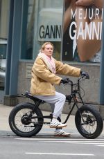 DIANE KRUGER Our Riding Ger Electric Bike in New York 03/06/2024