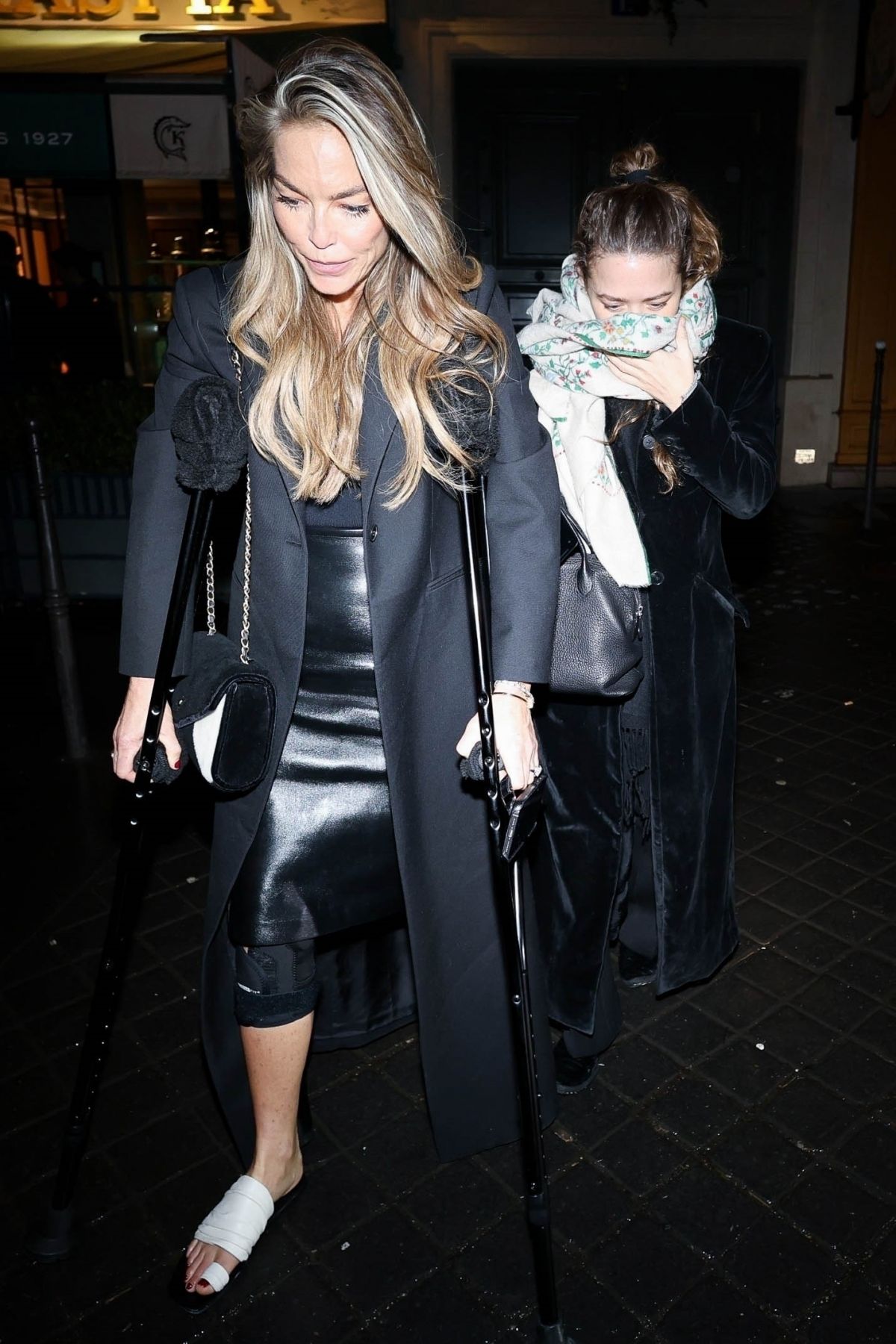 ELIZABETH, MARY-KATE and ASHLEY OLSEN Out for Dinner in Paris 03/01 ...