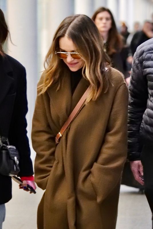 EMILIA CLARKE Arrives at Eurostar King’s Cross Station in London 03/01/2024