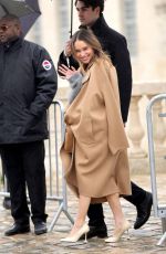 EMILIA CLARKE Arrives at Loewe Womenswear Fall/winter 2024-2025 Show at Paris Fashion Week 03/01/2024
