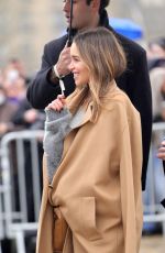 EMILIA CLARKE Arrives at Loewe Womenswear Fall/winter 2024-2025 Show at Paris Fashion Week 03/01/2024