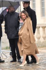 EMILIA CLARKE Arrives at Loewe Womenswear Fall/winter 2024-2025 Show at Paris Fashion Week 03/01/2024