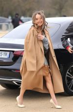 EMILIA CLARKE Arrives at Loewe Womenswear Fall/winter 2024-2025 Show at Paris Fashion Week 03/01/2024