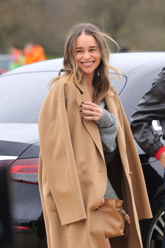 EMILIA CLARKE Arrives at Loewe Womenswear Fall/winter 2024-2025 Show at Paris Fashion Week 03/01/2024