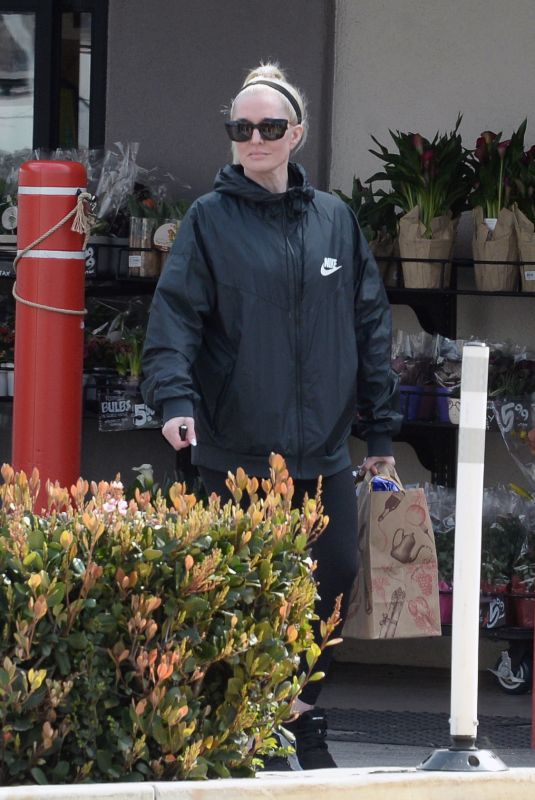 ERIKA JAYNE Shopping at Trader Joe’s in Los Angeles 02/27/2024