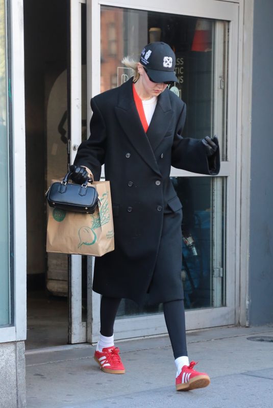 GIGI HADID Shopping at Whole Foods in New York 03/24/2024