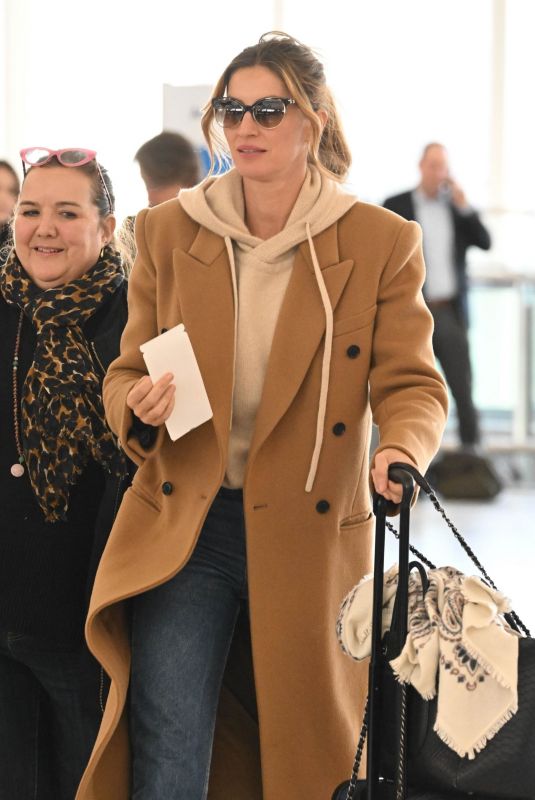 GISELE BUNDCHEN Catches a Flight Out of New York 03/22/2024