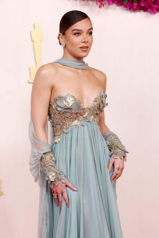 HAILEE STEINFELD at 96th Annual Academy Awards in Los Angeles 03/10/2024