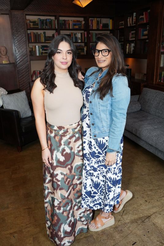 ISABELLA GOMEZ at Gloria Calderon