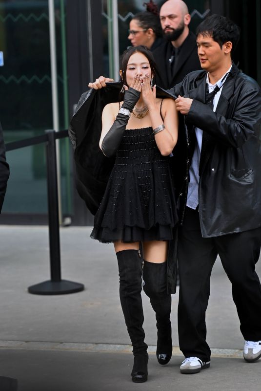 JENNIE Arrives at Chanel Womenswer Fashion Show at Paris Fashion Week 03/05/2024
