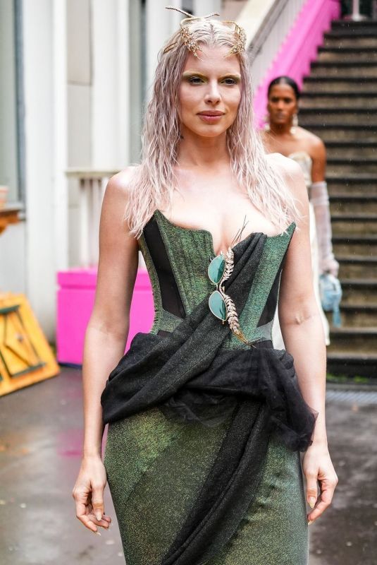 JULIA FOX at Vivienne Westwood Womenswear FW 24-25 Show in Paris 03/02/2024