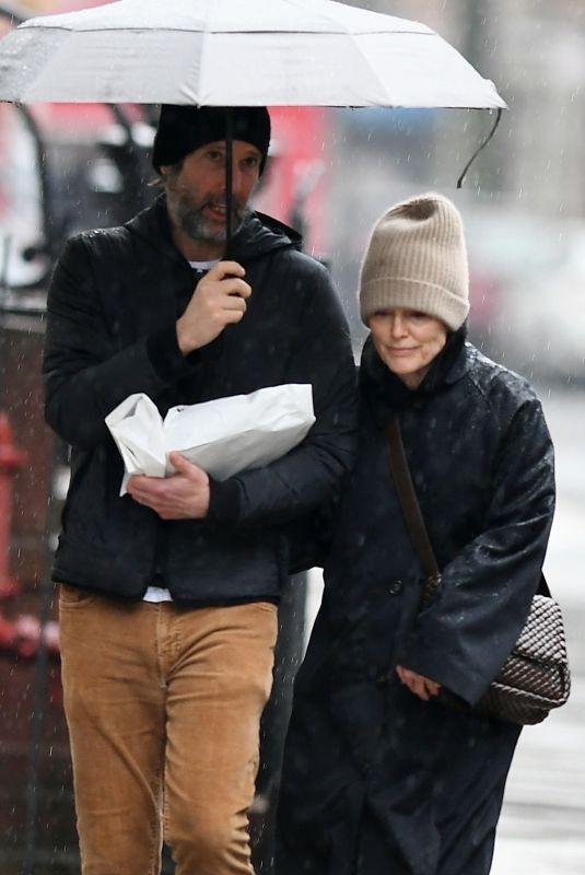 JULIANNE MOORE and Bart Freundlich Out on Rainy Day in New York 03/06/2024