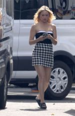 KATE HUDSON on the Set of Mindy Kaling