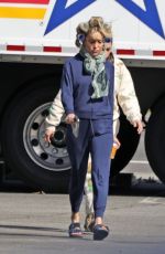 KATE HUDSON Steps Out on Set with Curlers in Her Hair 03/18/2024