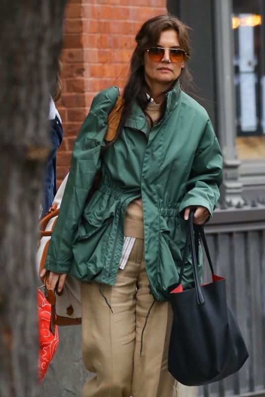 KATIE HOLMES and SURI CRUISE Headinf for a Holiday Weekend Getaway in New York 03/27/2024
