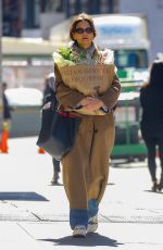 KATIE HOLMES Stocks up Ahead of a Italian Dinner 03/25/2024