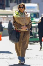 KATIE HOLMES Stocks up Ahead of a Italian Dinner 03/25/2024
