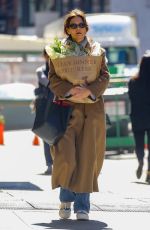 KATIE HOLMES Stocks up Ahead of a Italian Dinner 03/25/2024